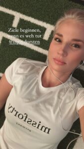 Neues Jahr, neues Glück - neues Sport Outfit! Das beste Sport Outfit für das Jahr 2024 hängt stark von den persönlichen Vorlieben, dem Sport, den Umgebungsbedingungen und den individuellen Bedürfnissen ab. Dabei kommt es natürlich auf den Sport an, den Du machst. Sei es Yoga, Fitnessstudio, Tennis oder Joggen - ein Sport Outfit sollte bequem und pflegeleicht sein. Regelmäßiges Training fördert die Motivation! Spaß sollte dabei auch immer im Vordergrund stehen.