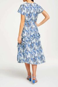 Sommerkleid 44 Minikleid Freizeitkleid mit Seide Blumenmuster weiß blau Seide missforty