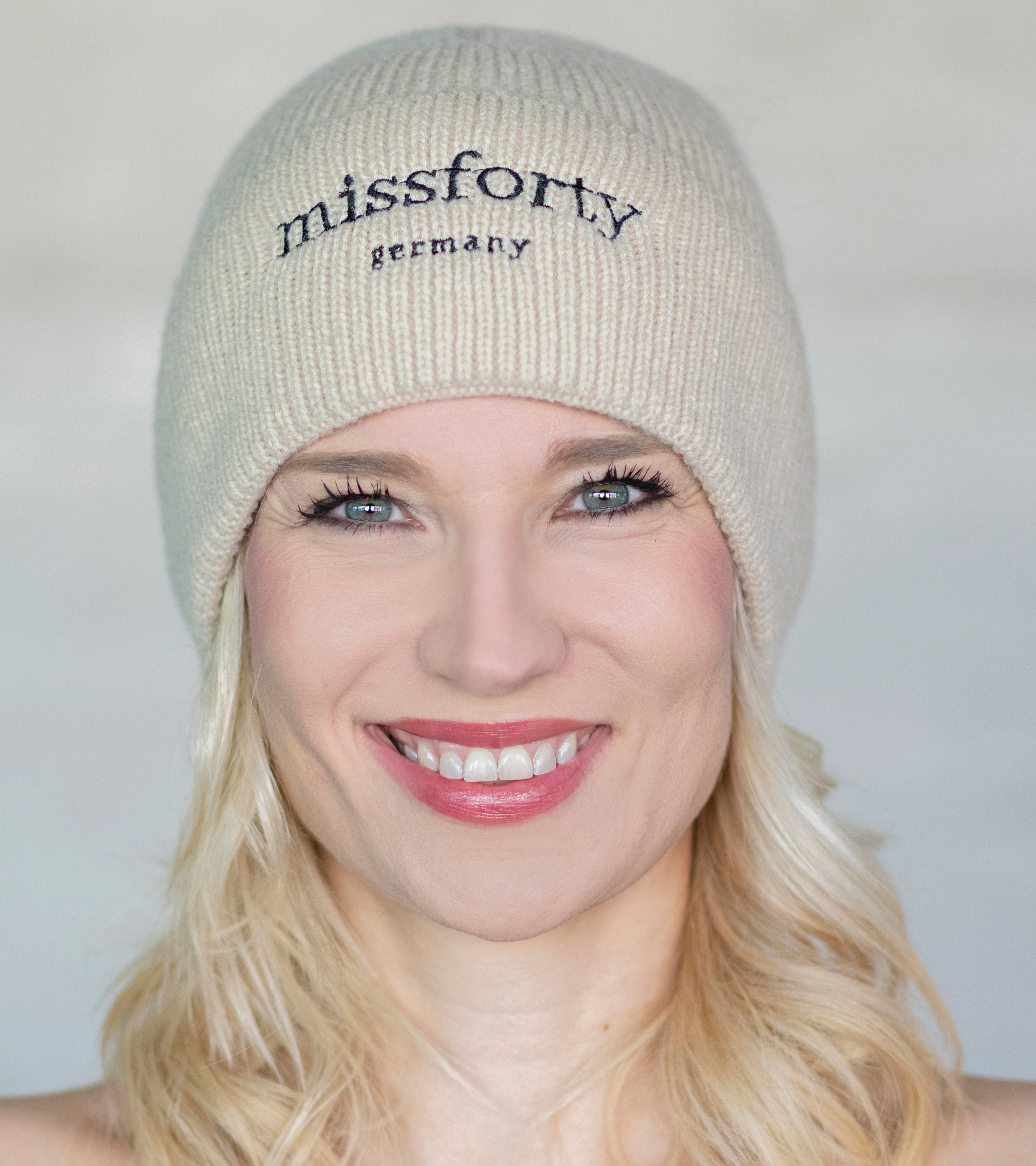 SKF2464-1.jpg BEANIEBE Damen Strickmütze Beanie Strickbeanie Frauengeschenk Geschenkbox weiß softbeige